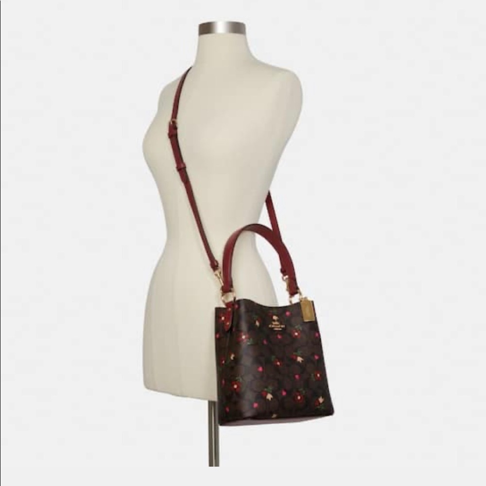 ❤️SOLD❤️Brand New Coach
Small Town Bucket Bag In Signature Canvas - Picture 3 of 5